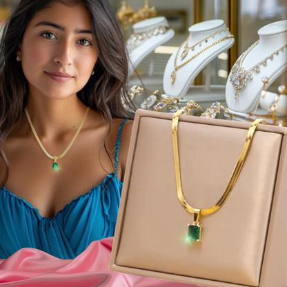 collar color oro con cristal jade